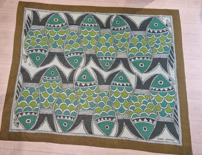 Paréo Hermès aux motifs de poissons stylisés