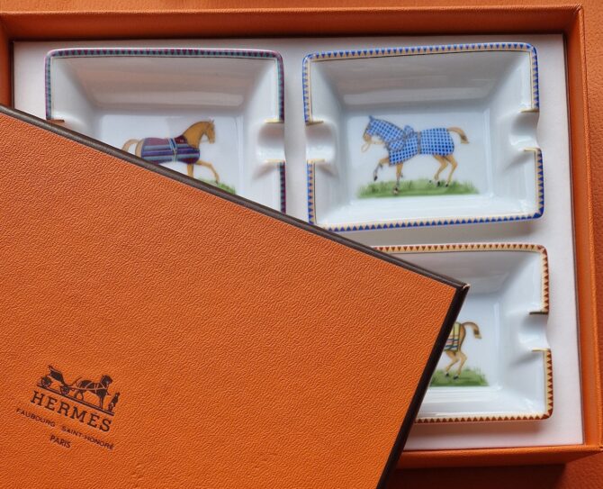 Rare set  de 4 mini cendriers Hermès en porcelaine,  à l'état neuf dans leur boîte – Image 3