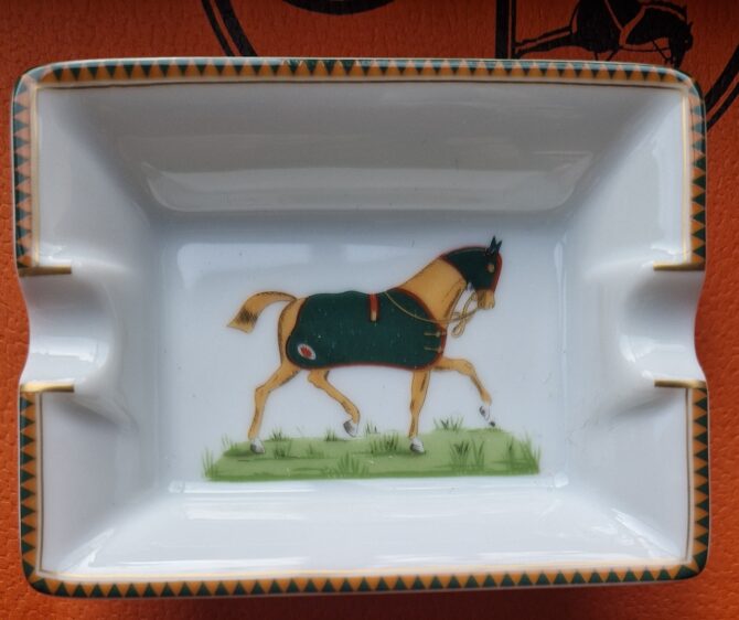 Rare set  de 4 mini cendriers Hermès en porcelaine,  à l'état neuf dans leur boîte – Image 5
