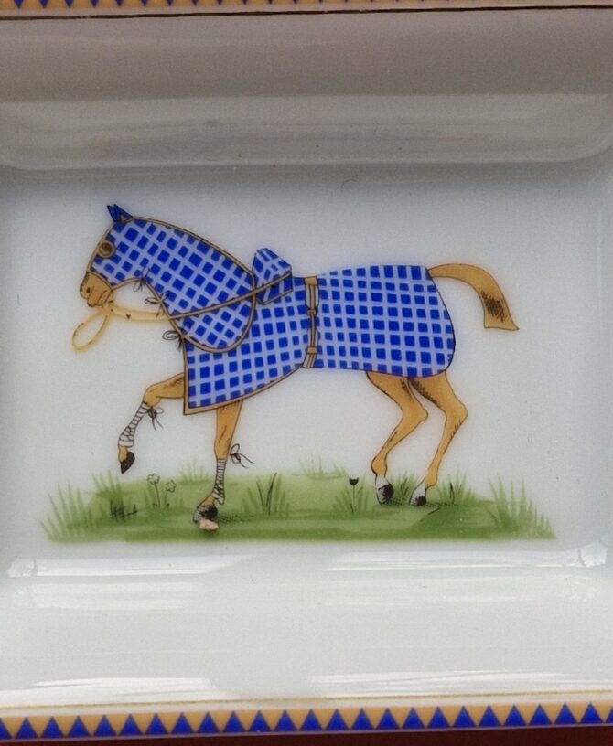 Rare set  de 4 mini cendriers Hermès en porcelaine,  à l'état neuf dans leur boîte – Image 2