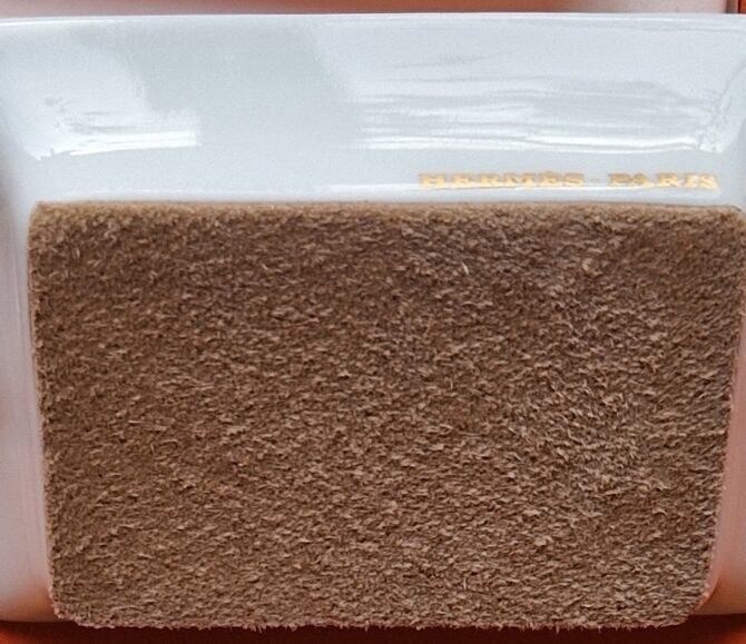 Rare set  de 4 mini cendriers Hermès en porcelaine,  à l'état neuf dans leur boîte – Image 7