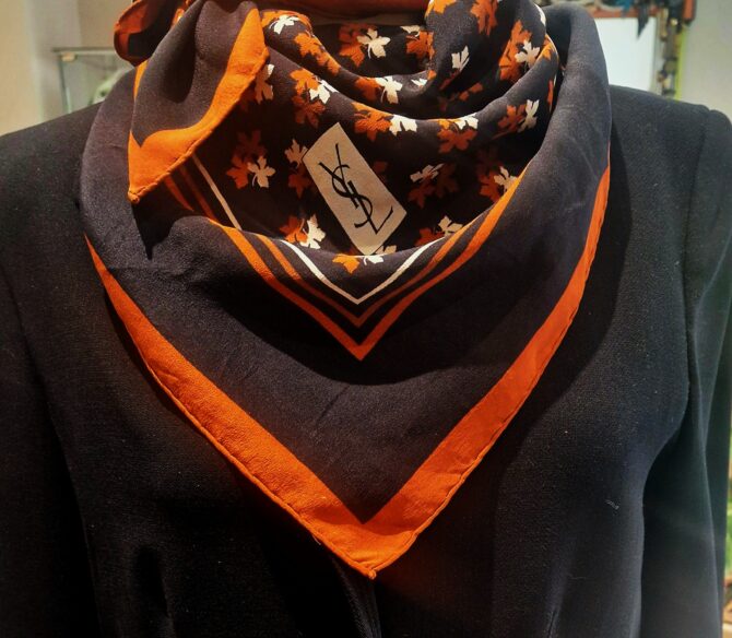 Foulard en crêpe de soie Yves Saint Laurent – Image 5