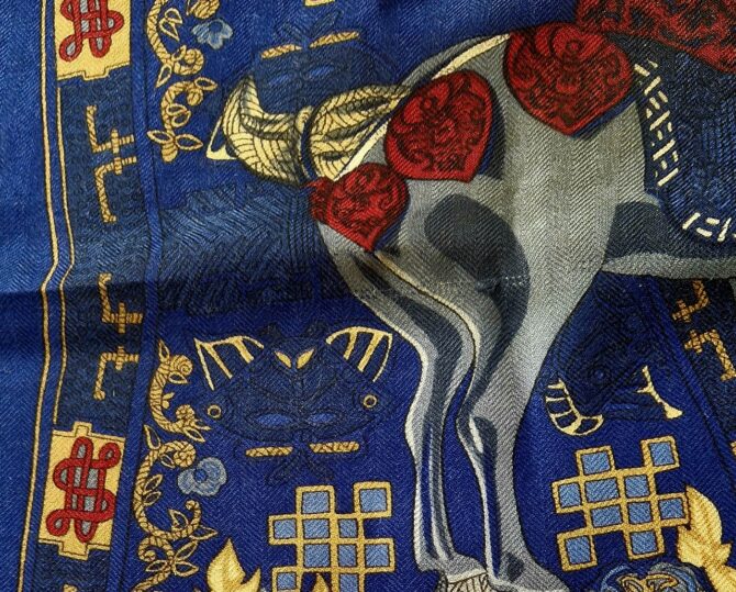 Carré  Hermès Soie et cachemire  L'art des steppes  par Annie Faivre 1991 – Image 8