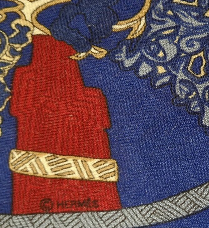 Carré  Hermès Soie et cachemire  L'art des steppes  par Annie Faivre 1991 – Image 4