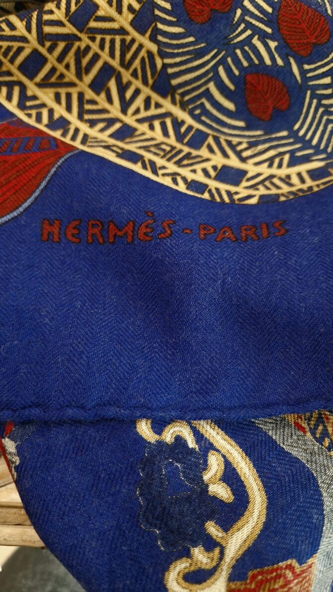 Carré  Hermès Soie et cachemire  L'art des steppes  par Annie Faivre 1991 – Image 6