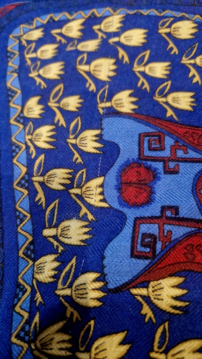Carré  Hermès Soie et cachemire  L'art des steppes  par Annie Faivre 1991 – Image 9