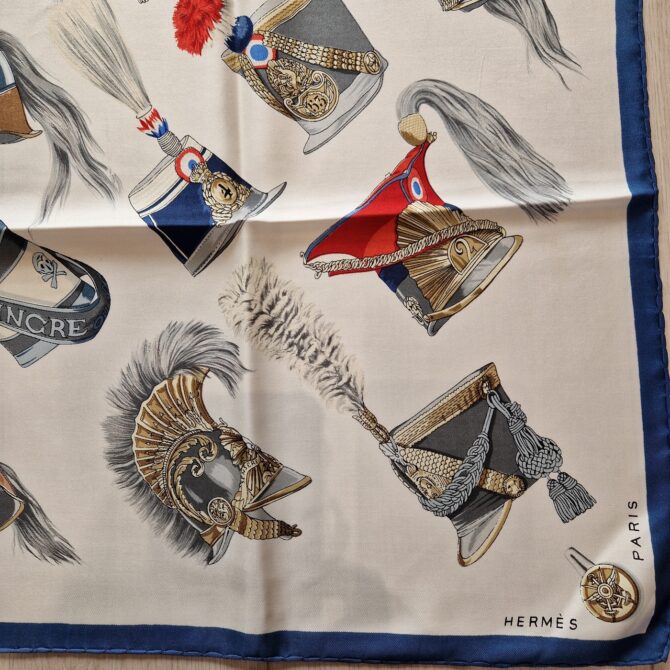 Carré Hermès soie Coiffures militaires " par Hugo Grygkar Première édition 1965 – Image 2