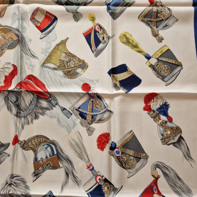 Carré Hermès soie Coiffures militaires " par Hugo Grygkar Première édition 1965 – Image 3
