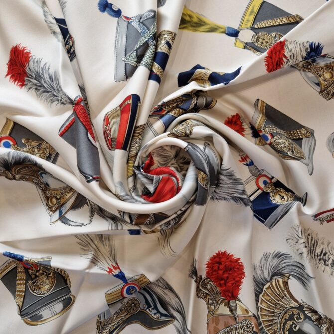 Carré Hermès soie Coiffures militaires " par Hugo Grygkar Première édition 1965 – Image 4