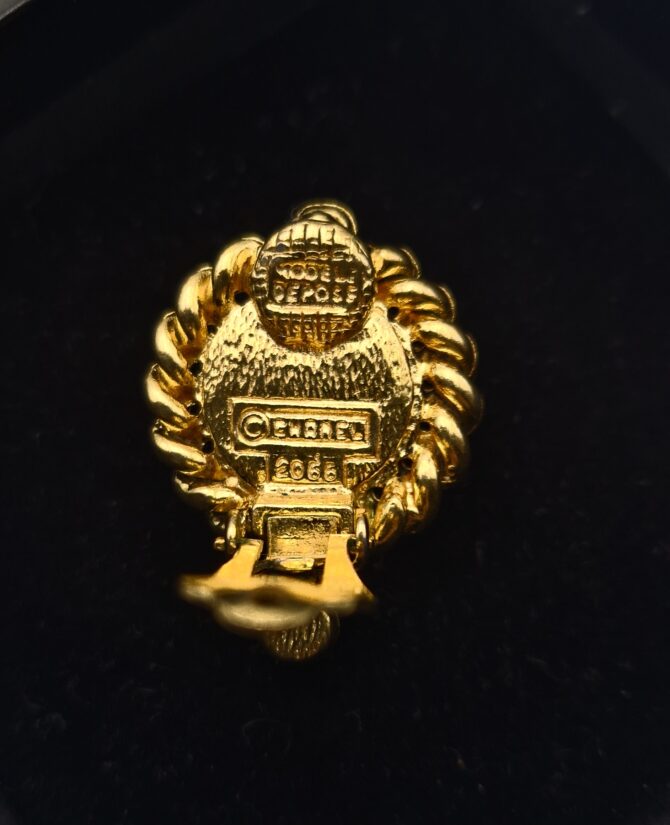 Clip d'oreille signé Chanel – Image 2