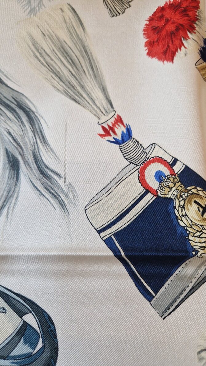 Carré Hermès soie Coiffures militaires " par Hugo Grygkar Première édition 1965 – Image 5