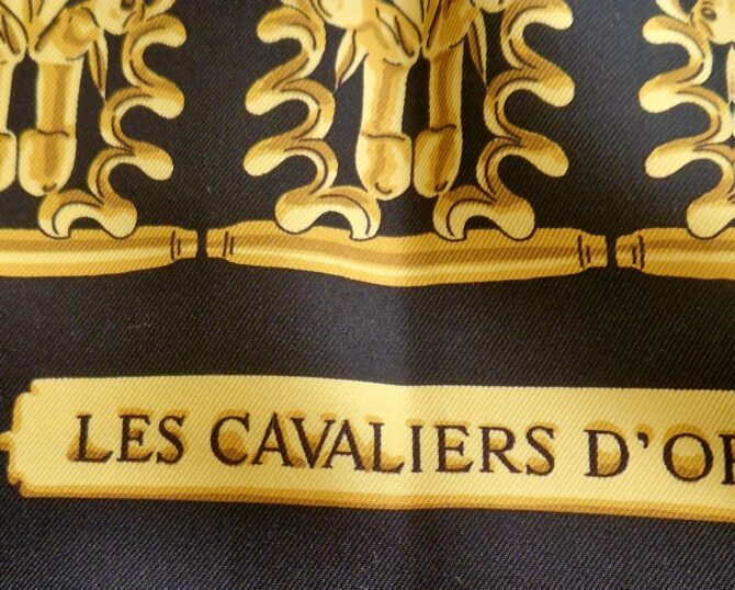 Carré Hermès Les cavaliers d'or  par Rybaltchenko 1975 Livré dans sa boîte – Image 5