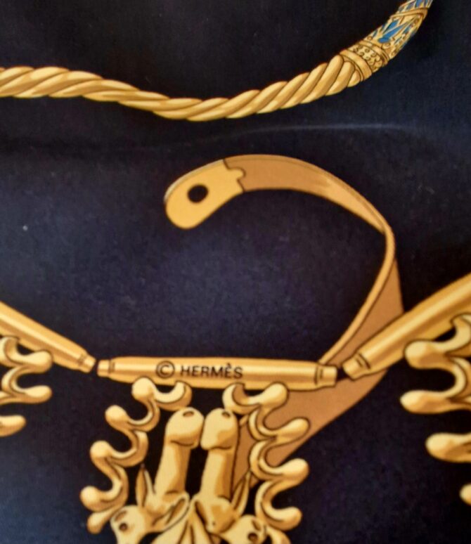 Carré Hermès Les cavaliers d'or  par Rybaltchenko 1975 Livré dans sa boîte – Image 7