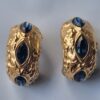 Clips d'oreille Yves Saint Laurent en métal doré et strass bleu