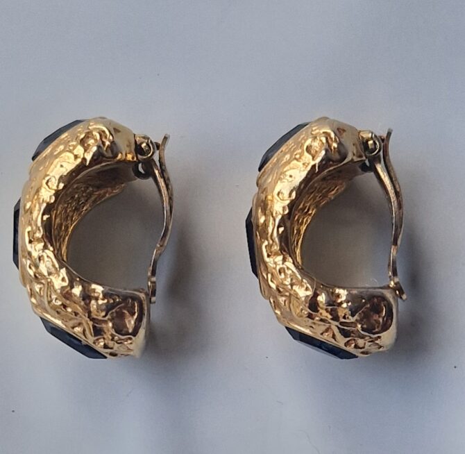 Clips d'oreille Yves Saint Laurent en métal doré et strass bleu – Image 4