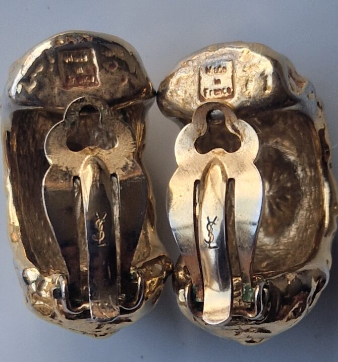 Clips d'oreille Yves Saint Laurent en métal doré et strass bleu