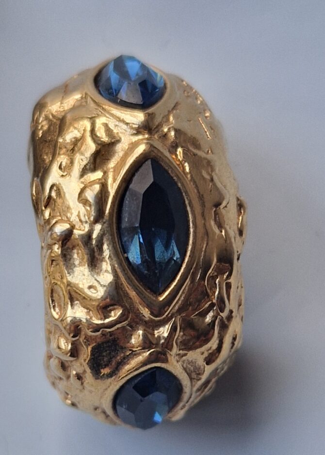 Clips d'oreille Yves Saint Laurent en métal doré et strass bleu – Image 2