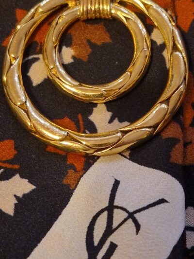 Anneau de foulard YSL en métal doré