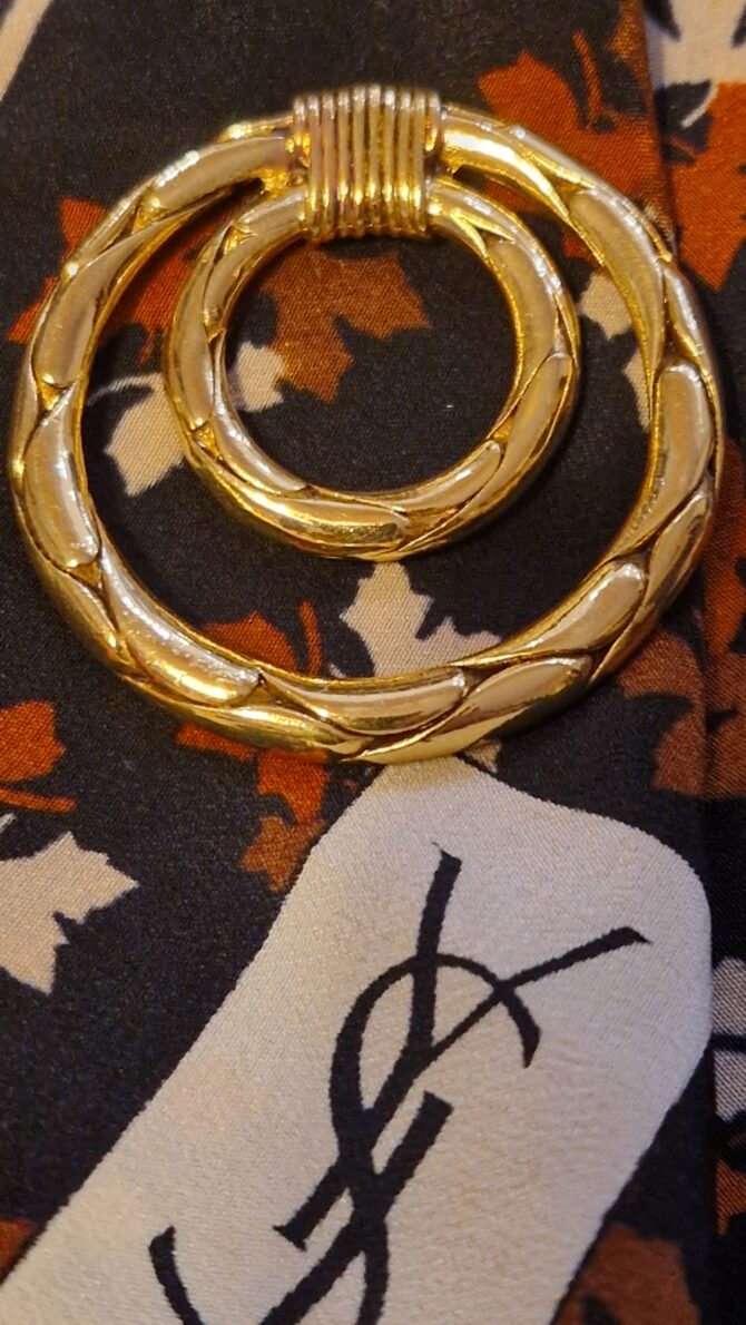 Anneau de foulard YSL en métal doré