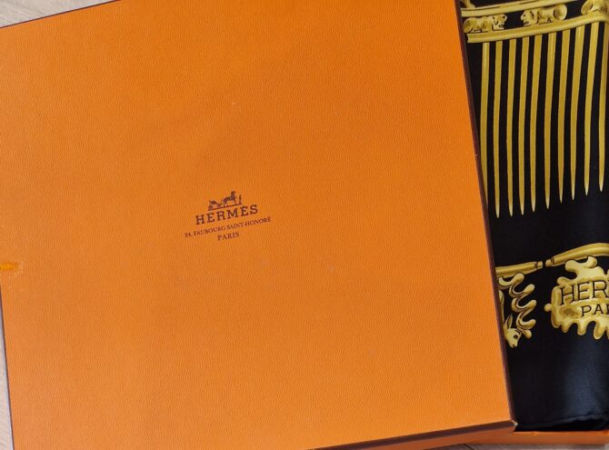 Carré Hermès Les cavaliers d'or par Rybaltchenko 1975 Livré dans sa boîte