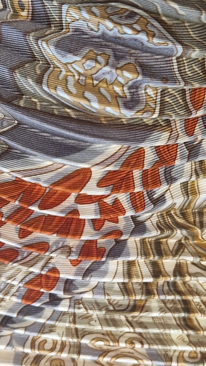 Carre Hermès en Soie plissée Au pays des épices par Annie Faivre 2001 – Image 7