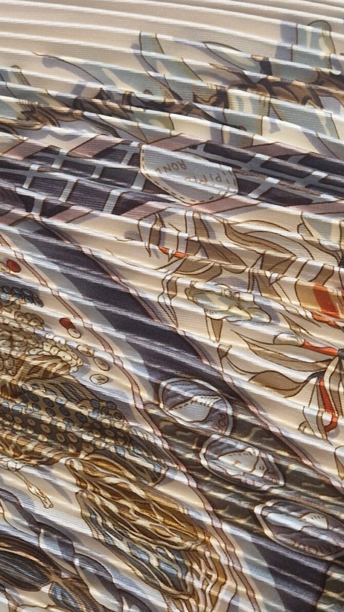 Carre Hermès en Soie plissée Au pays des épices par Annie Faivre 2001 – Image 8