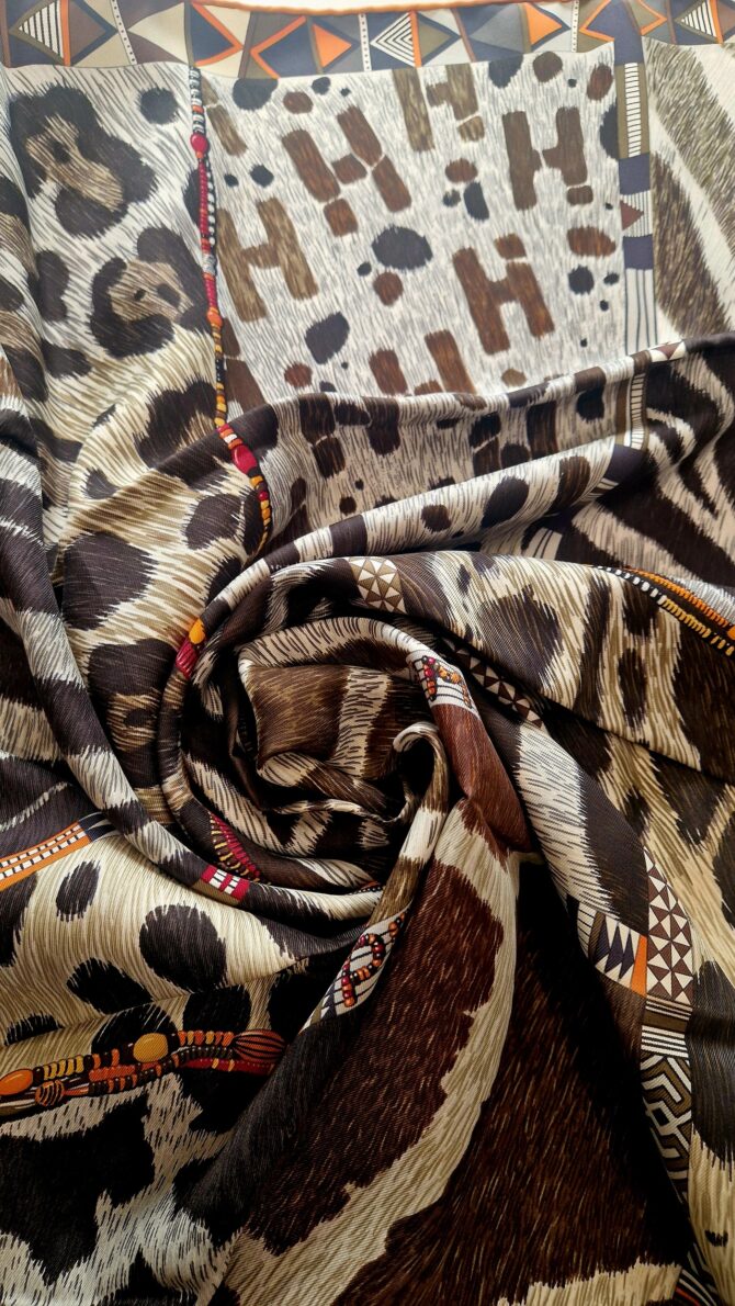 Carré Hermès Pelages et camouflage par Aline Honoré 2010 Livré dans sa boîte – Image 6