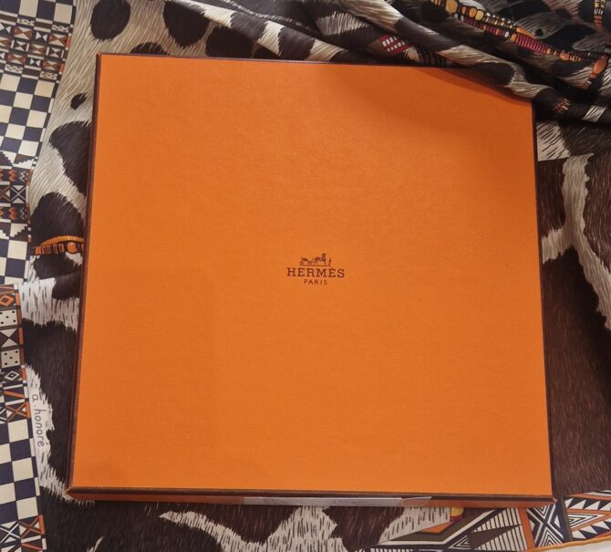 Carré Hermès Pelages et camouflage par Aline Honoré 2010 Livré dans sa boîte – Image 3