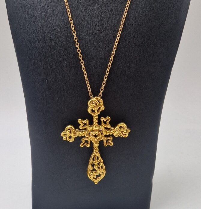 Croix portable en broche ou pendentif par Christan Lacroix