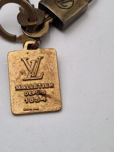 porte- clefs avec son cadenas Louis Vuitton
