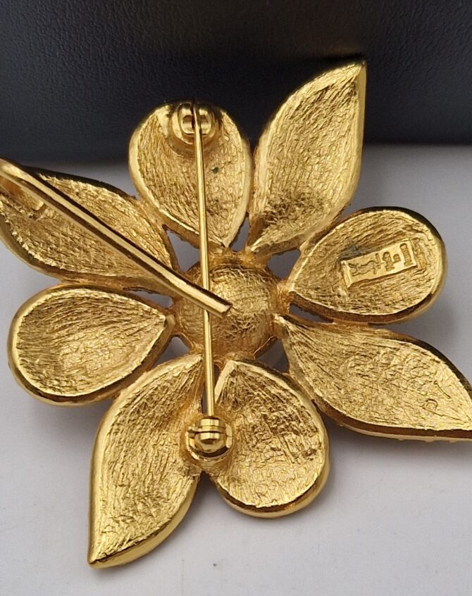 Broche pendentif Yves Saint Laurent en métal doré