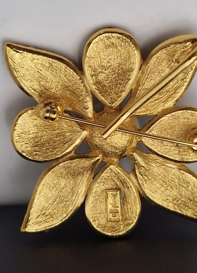 Broche pendentif Yves Saint Laurent en métal doré