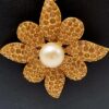 Broche pendentif Yves Saint Laurent en métal doré