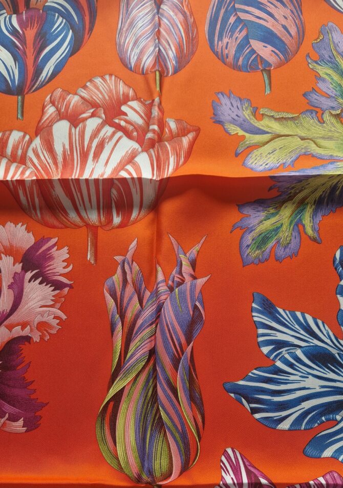 Carré Hermès Tulipomanie par Aline Honoré 2023 livré dans sa boîte – Image 3