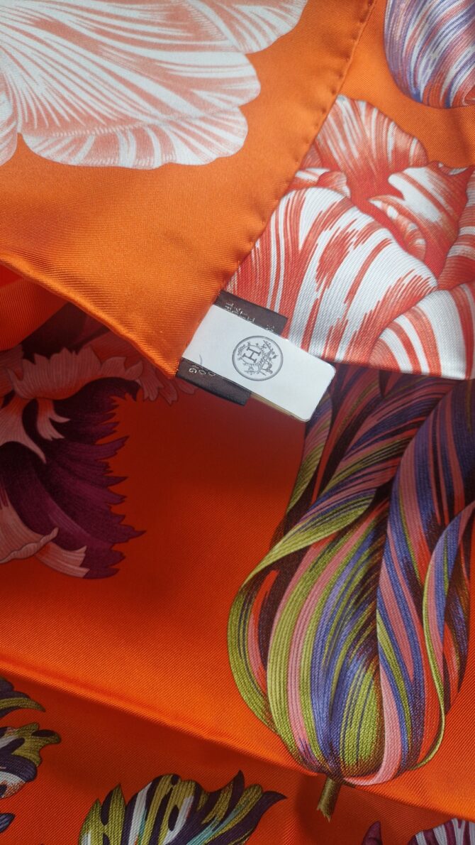 Carré Hermès Tulipomanie par Aline Honoré 2023 livré dans sa boîte – Image 7