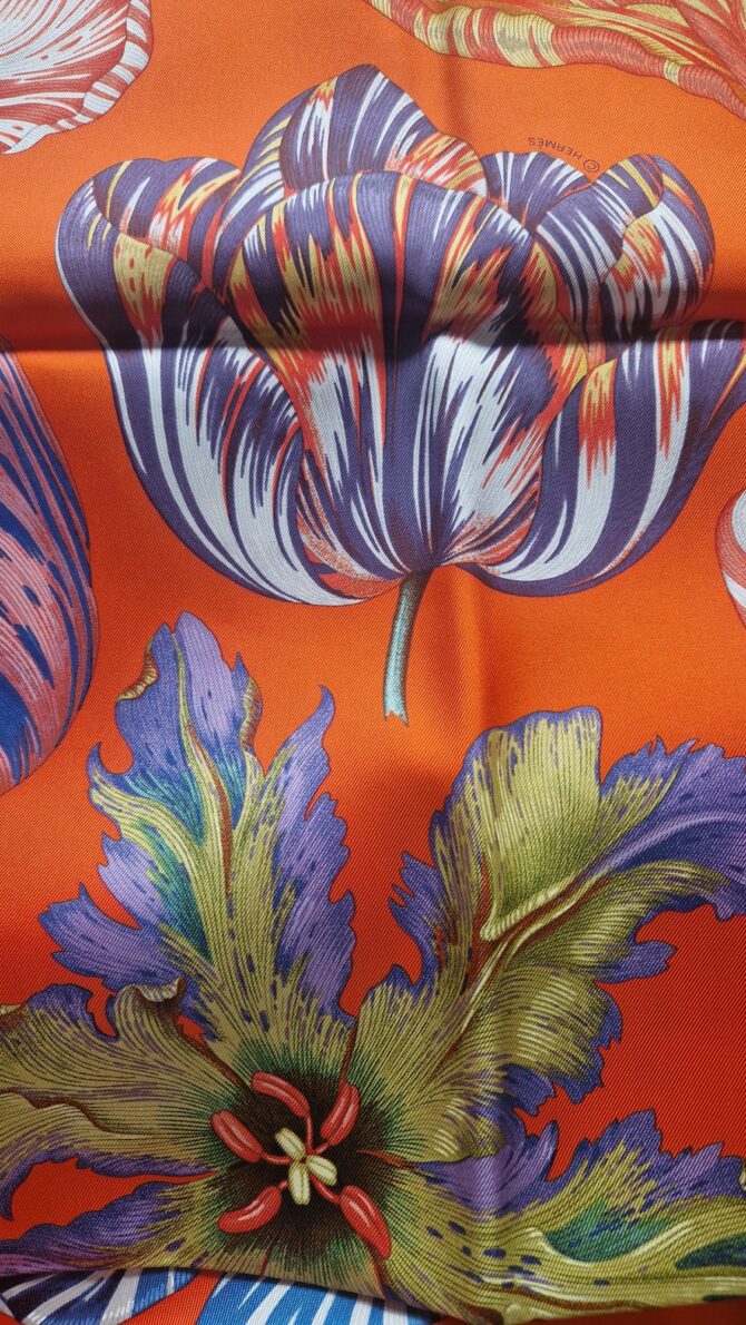 Carré Hermès Tulipomanie par Aline Honoré 2023 livré dans sa boîte – Image 4