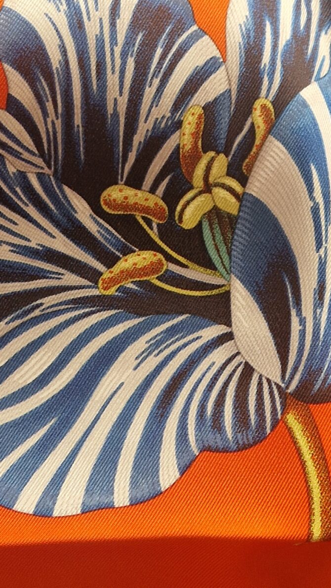 Carré Hermès Tulipomanie par Aline Honoré 2023 livré dans sa boîte – Image 5