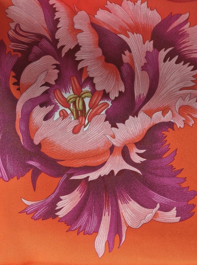 Carré Hermès Tulipomanie par Aline Honoré 2023 livré dans sa boîte – Image 2
