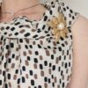 Broche pendentif Yves Saint Laurent en métal doré , strass et perle