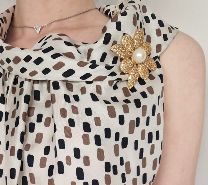 Broche pendentif Yves Saint Laurent en métal doré , strass et perle