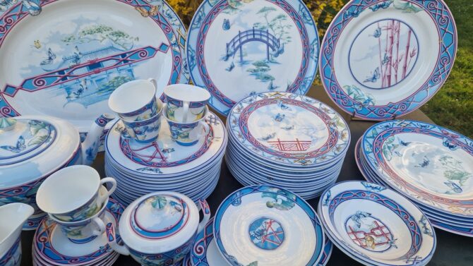 Magnifique service en porcelaine  Hermès  Le jardin des papillons 57 pièces – Image 10