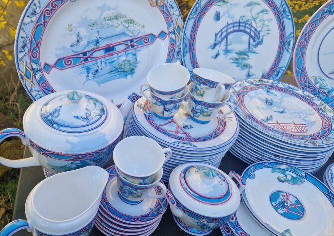 Magnifique service en porcelaine  Hermès  Le jardin des papillons 57 pièces – Image 11