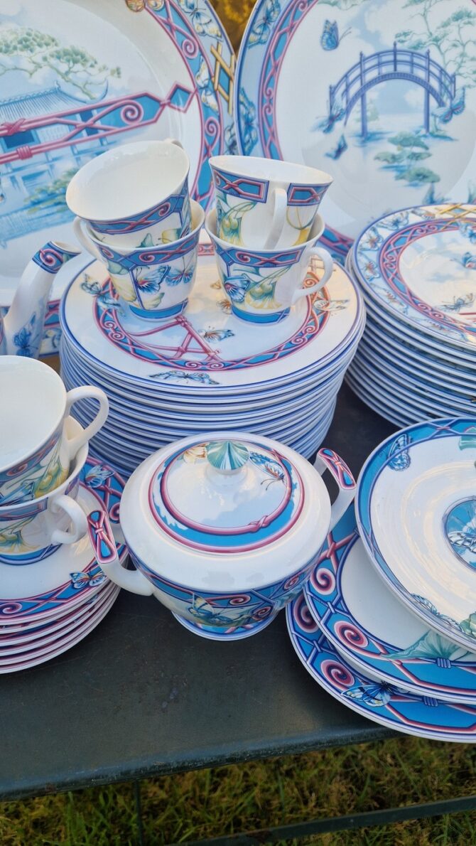 Magnifique service en porcelaine  Hermès  Le jardin des papillons 57 pièces – Image 6