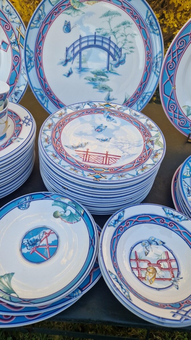 Magnifique service en porcelaine  Hermès  Le jardin des papillons 57 pièces – Image 7