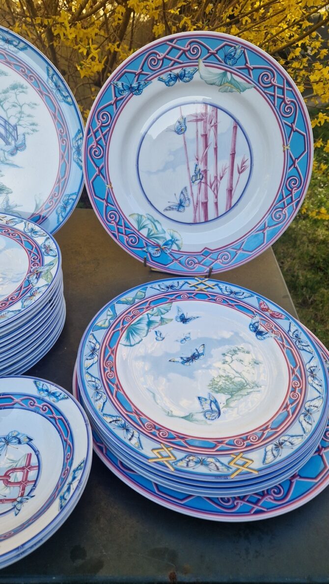 Magnifique service en porcelaine  Hermès  Le jardin des papillons 57 pièces – Image 8