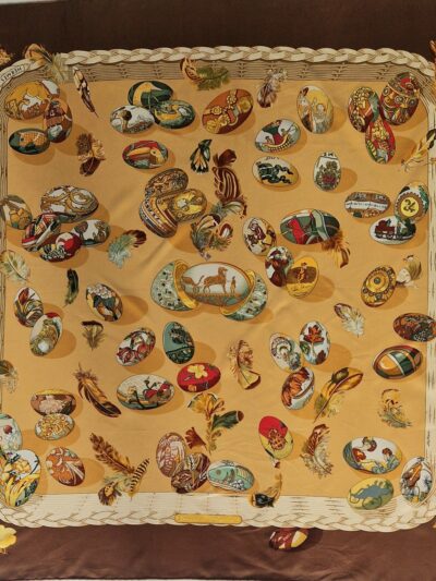 Carré Hermès La couvée d'Hermès par Caty Latham vintage 1994 sur le thème des oeufs de Pâques.