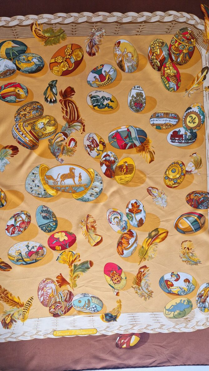 Carré Hermès La couvée d'Hermès  par Caty Latham vintage 1994 sur le thème des oeufs de Pâques. – Image 3