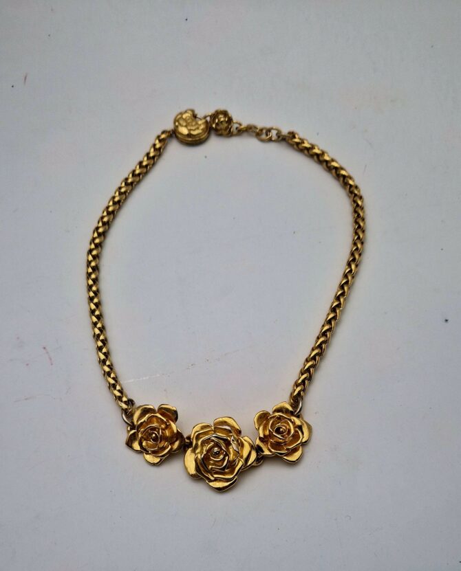 Collier Roses Yves Saint Laurent en métal doré – Image 3