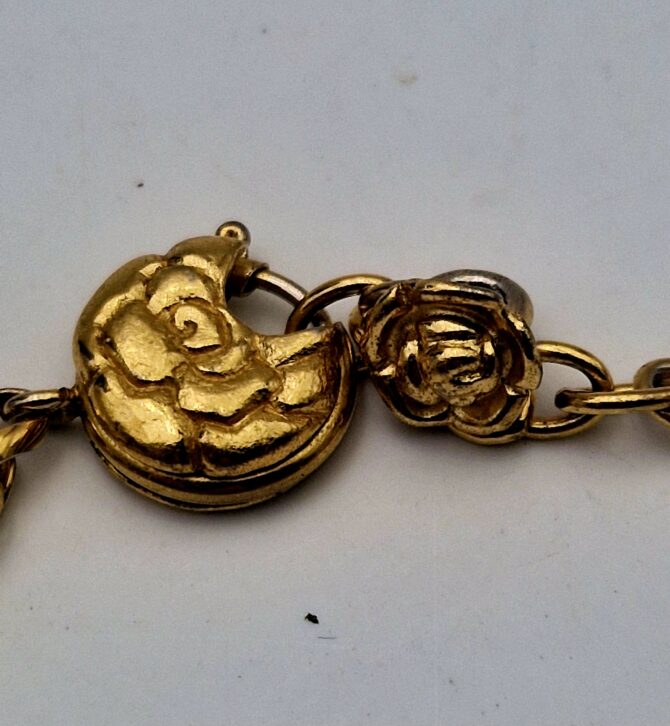 Collier Roses Yves Saint Laurent en métal doré – Image 4