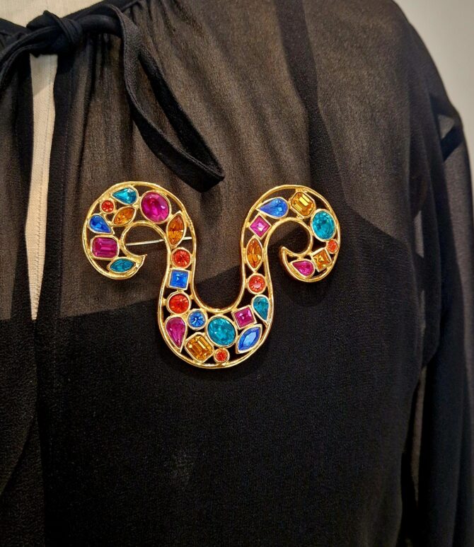 Importante broche Yves Saint Laurent signe zodiacal du bélier